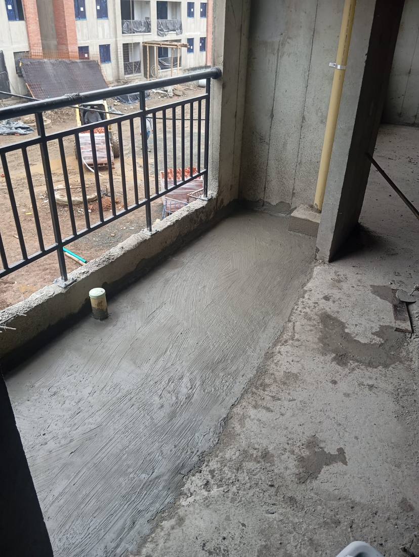 Balcón de apartamento con la losa en concreto desnudo, antes de impermeabilizar