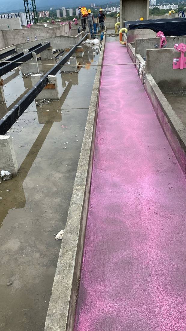 Canal en cubierta con el recubrimiento antisol de color rosado aplicado