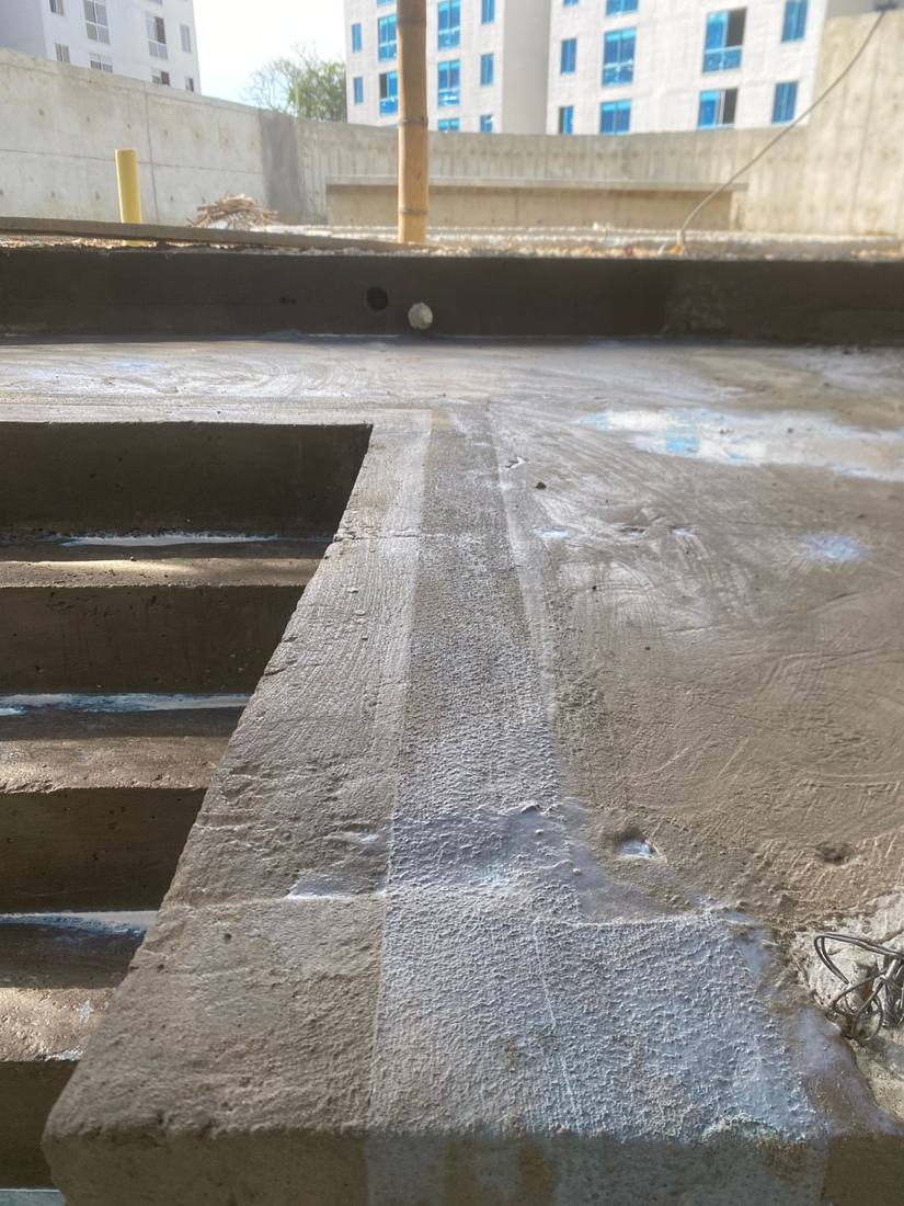 Rampa y escalones de la piscina durante el tratamiento